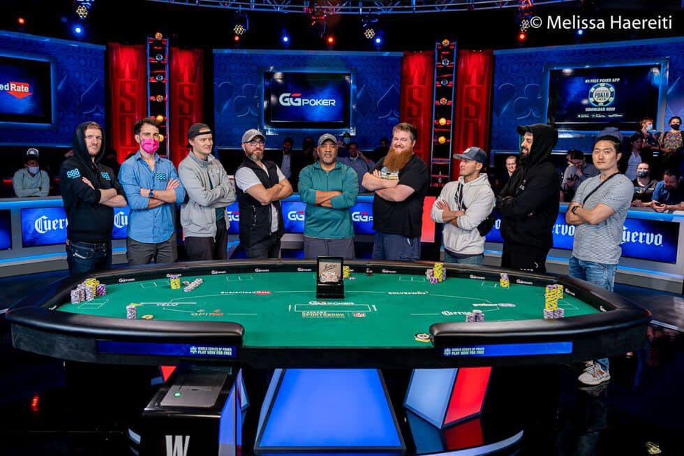 Mesa Final do Evento Principal WSOP 2021 - Koray Aldemir Líder Maciço de Fichas com 3 Jogadores Restantes