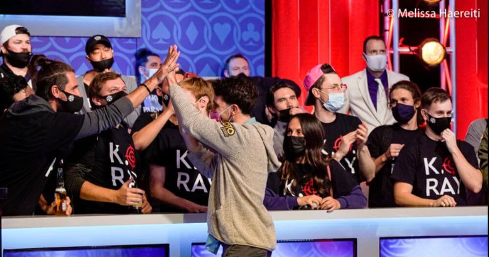 Mesa Final do Evento Principal WSOP 2021 - Koray Aldemir Líder Maciço de Fichas com 3 Jogadores Restantes