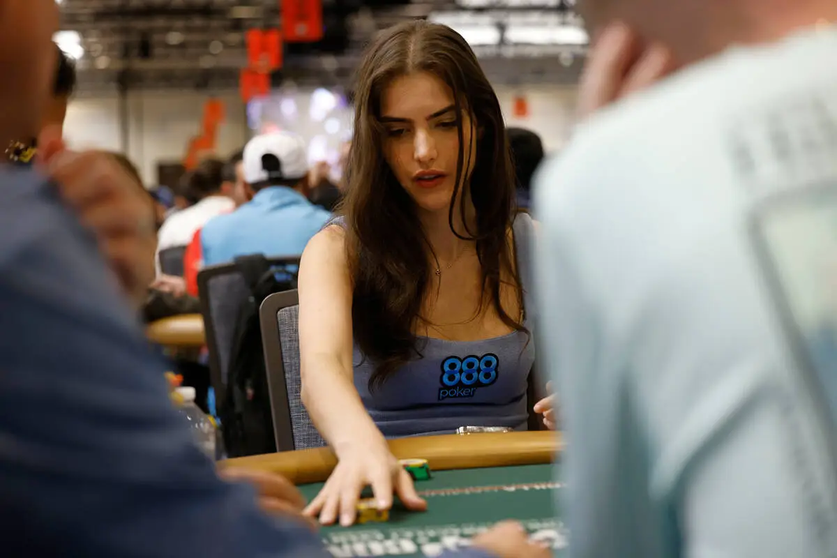 Alexandra Botez CAN'T BE STOPPED 😱 #fyp #poker #alexandrabotez
