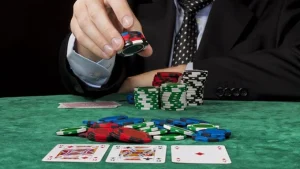 Bet Sizing in Poker Tournaments – When to bet small and when to size up?