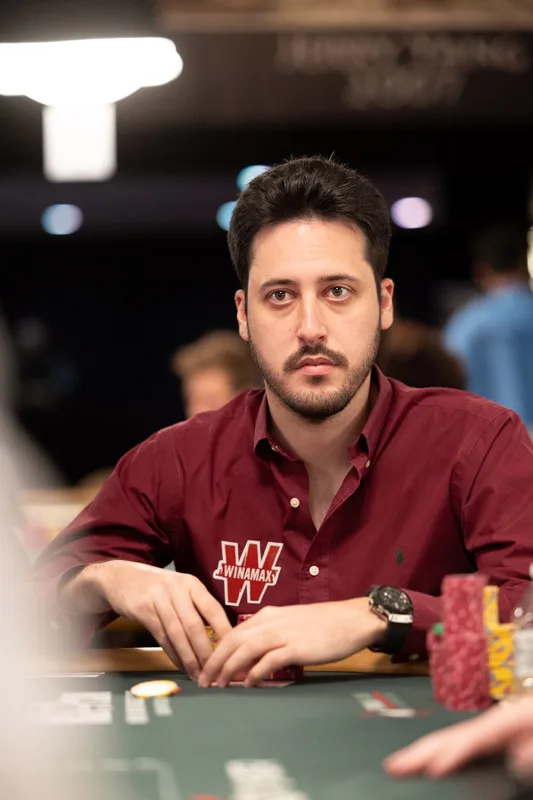 Adrian Mateos wearing Winamax shirt at a live poker tournament table