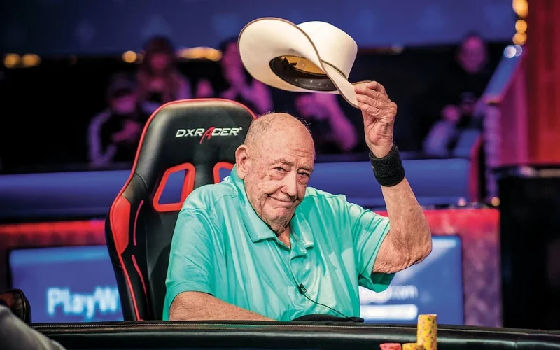 Doyle Brunson tipping his hat at a WSOP final table in 2018