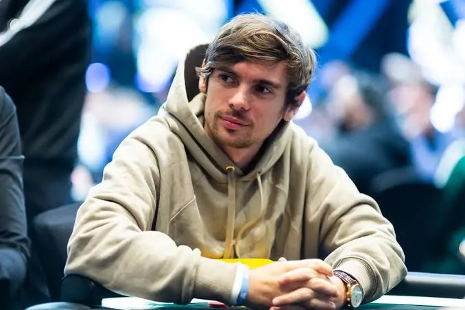 Fedor Holz early in his career at a live tournament table