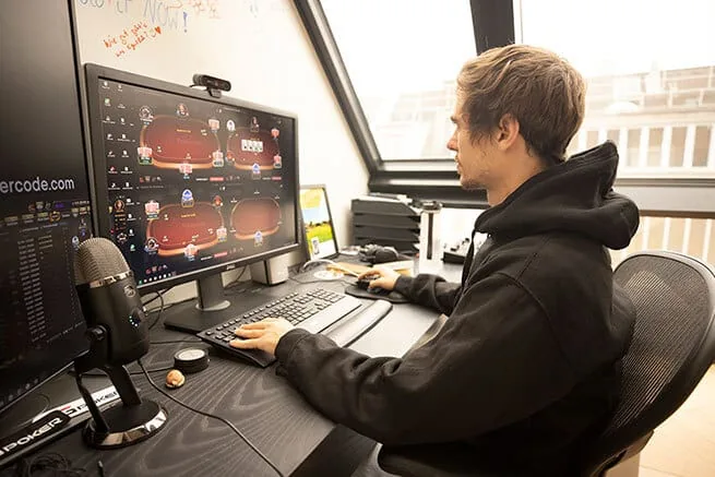 Fedor Holz multi-tabling online tournaments at his desk setup