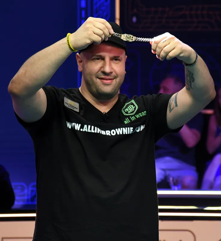 Michael Mizrachi holding up a WSOP bracelet chain at the World Series of Poker