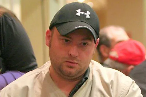 Mike Postle wearing a cap at a live poker tournament