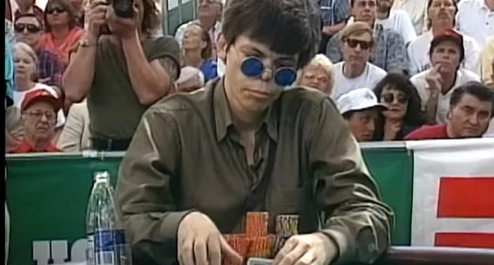 Stu Ungar 1997 WSOP Main Event Stu Ungar in blue-tinted sunglasses at the 1997 WSOP Main Event final table