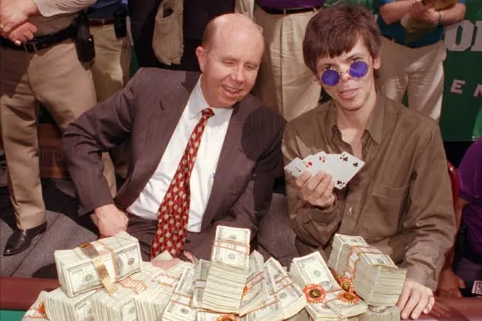Stu Ungar with the 1997 WSOP Main Event prize money Stu Ungar behind the stacks of cash that made up the 1997 Main Event first prize