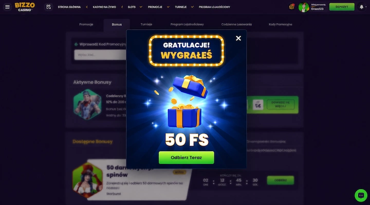 Bizzo Casino Koło Fortuny wygrana 50 darmowych spinów Ekran wyniku Koła Fortuny w Bizzo Casino z napisem Gratulacje Wygrałeś 50 FS i przyciskiem Odbierz Teraz, nad listą bonusów z kartą 50 darmowych spinów