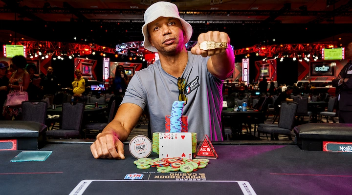 Phil Ivey displaying his 11th WSOP bracelet after winning the 2024 $10,000 Limit 2-7 Lowball Triple Draw Championship